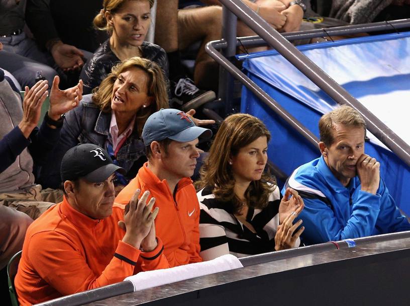 Mirka Federer, in attesa del terzo figlio, siede accanto a Stefan Edberg